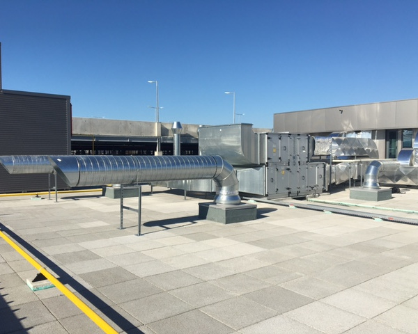 HVAC equipment at Glicínias Plaza Shopping Center