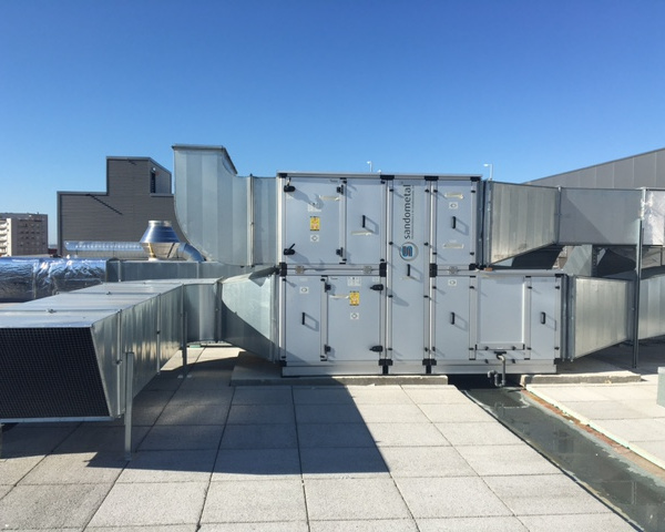 HVAC equipment at Glicínias Plaza Shopping Center